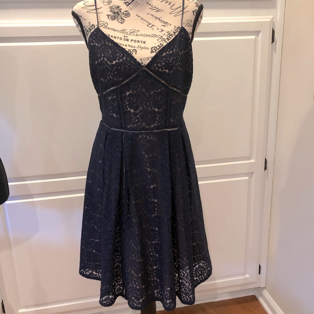 Beautiful and sexy lace dress size 12 - Picture 4 of 13